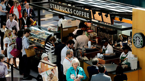 Faire la queue dans un Starbucks