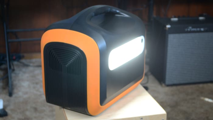 Oupes Power Station 1100w Review Lumière à l'intérieur