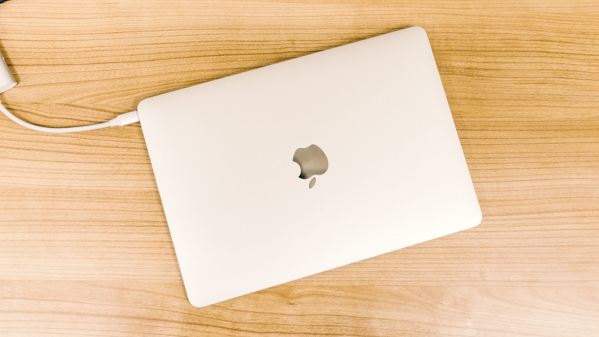 MacBook avec couvercle fermé