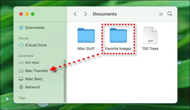 Faites glisser les fichiers sur le nom de la clé USB dans la barre latérale de votre Finder.