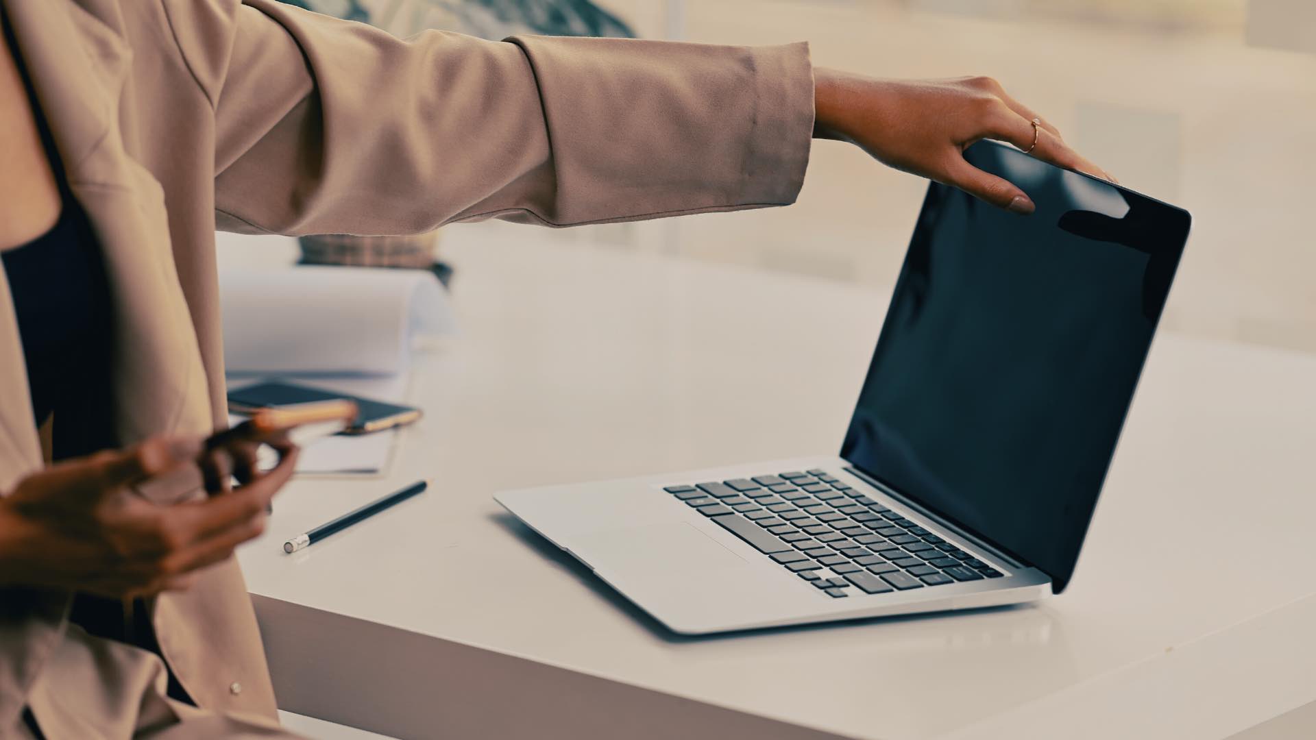 Les 7 meilleures façons de réparer la batterie d'un ordinateur portable Windows lors de la fermeture du couvercle