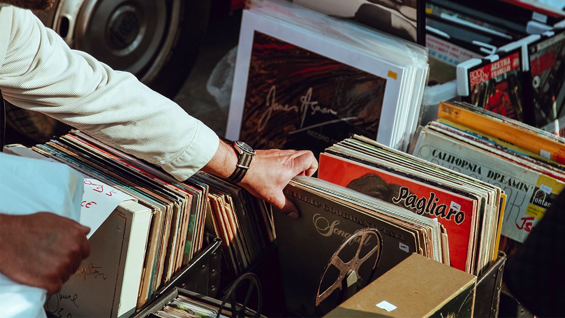 Homme parcourant des disques au magasin de musique