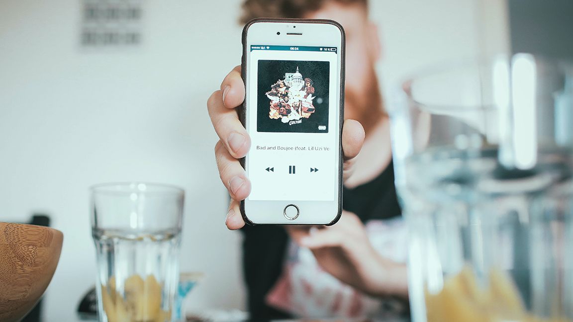 Homme jouant de la musique sur un iPhone