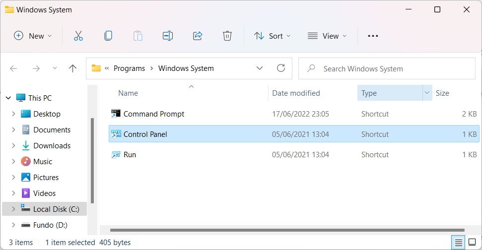 le dossier système Windows, avec le raccourci du panneau de configuration en surbrillance sur Windows 11