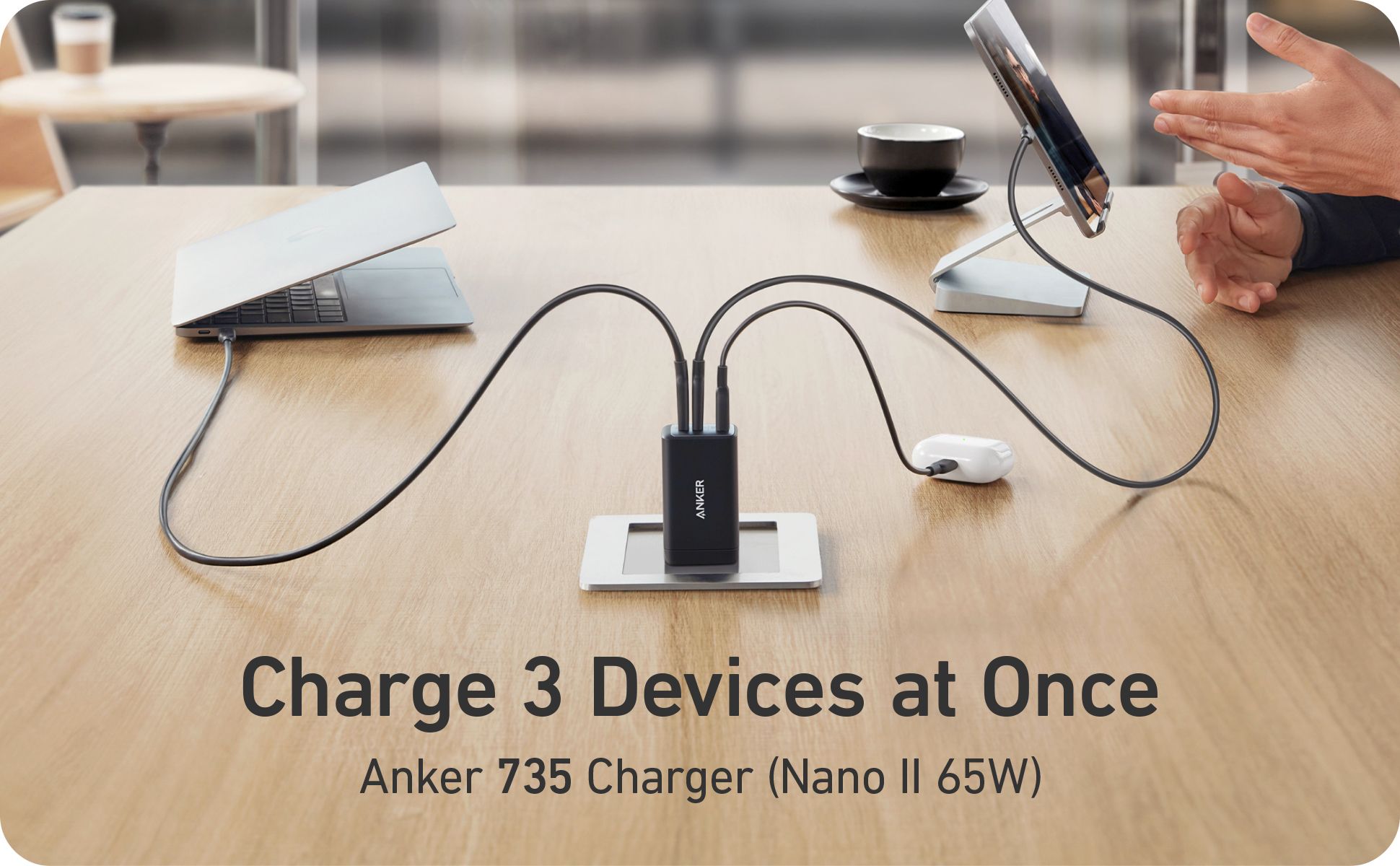 Chargeur Anker 735 branché sur MacBook, AirPods et un iPad