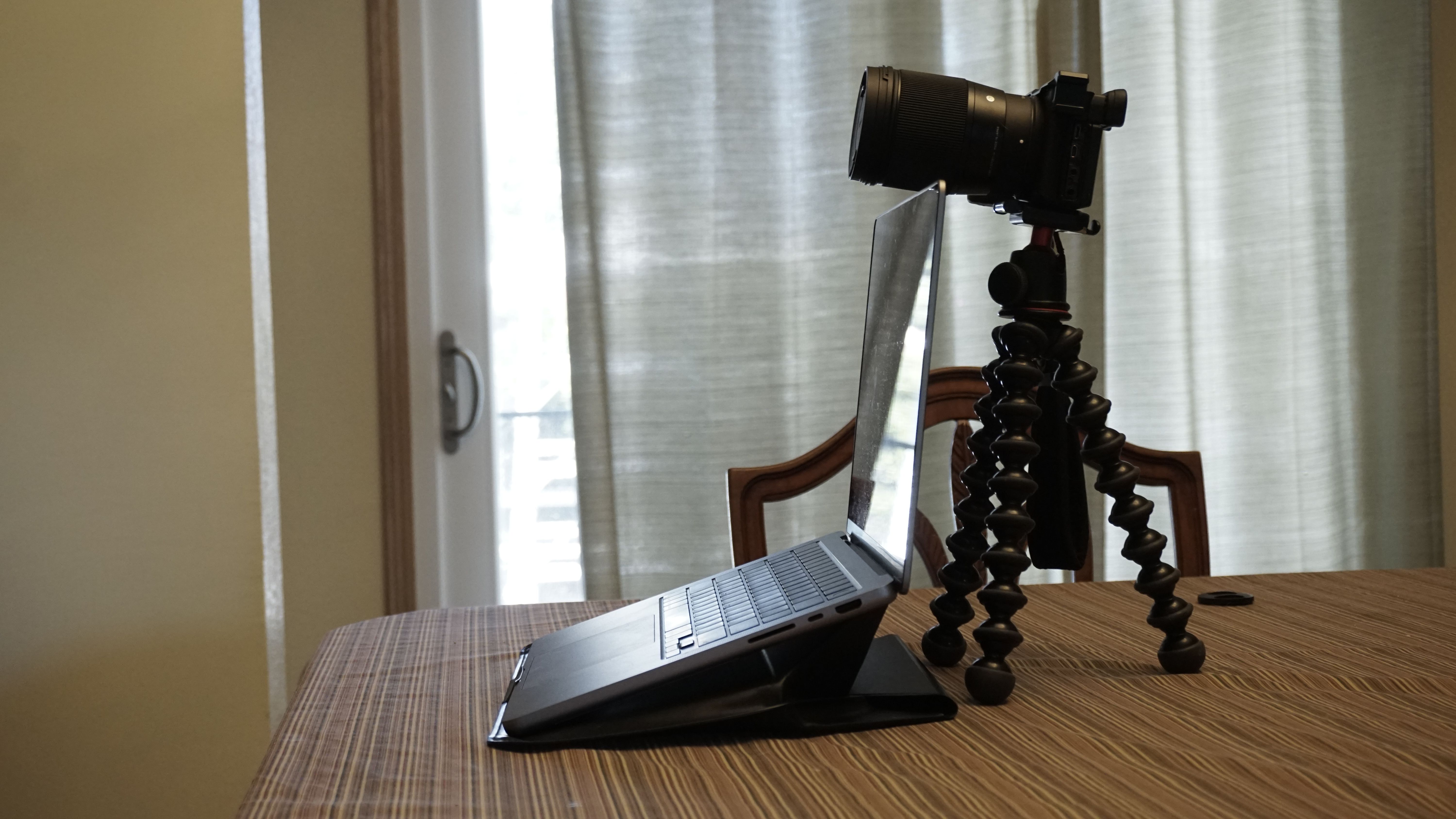 MacBook sur étui MOFT avec caméra sur JOBY GorillaPod derrière