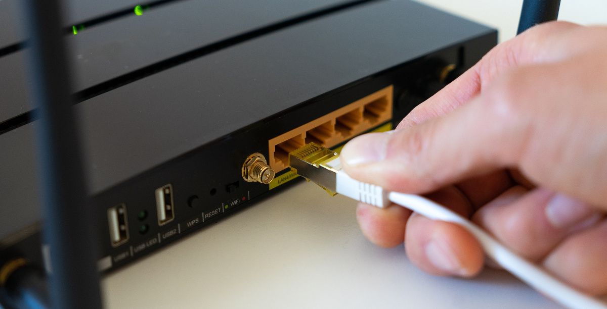 un câble Ethernet étant branché sur un routeur