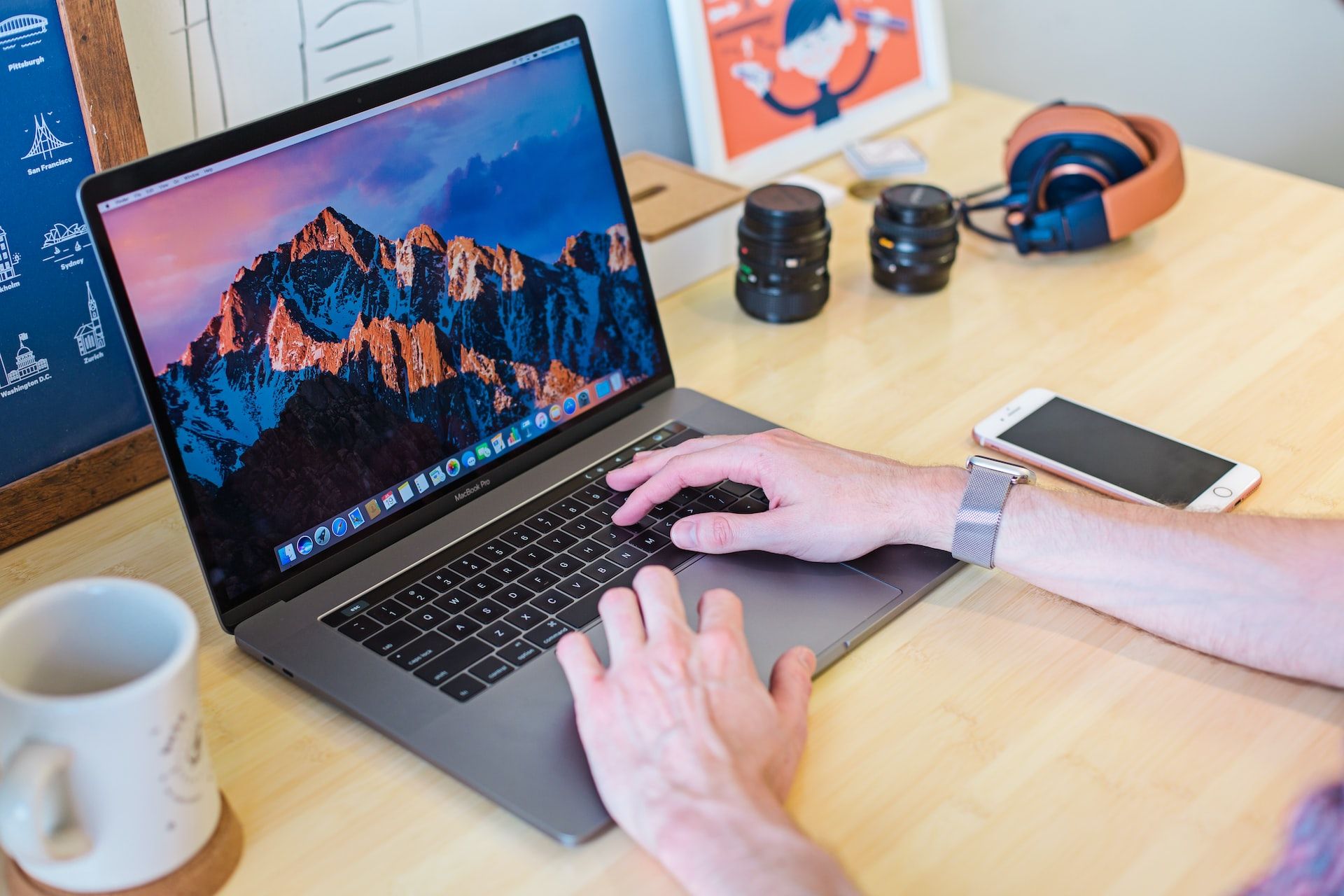 Personne utilisant un MacBook sur un bureau