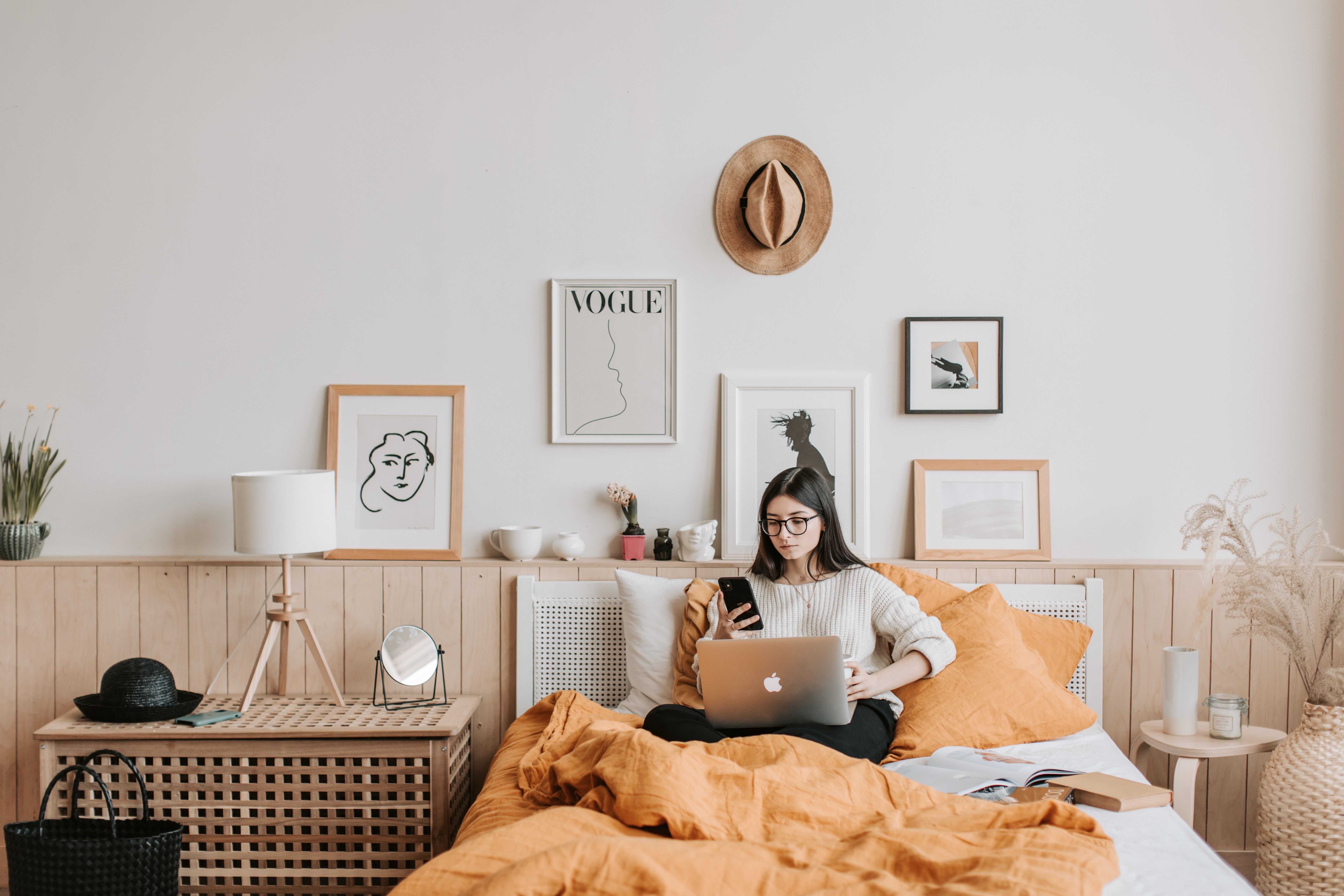 Femme utilisant un MacBook au lit