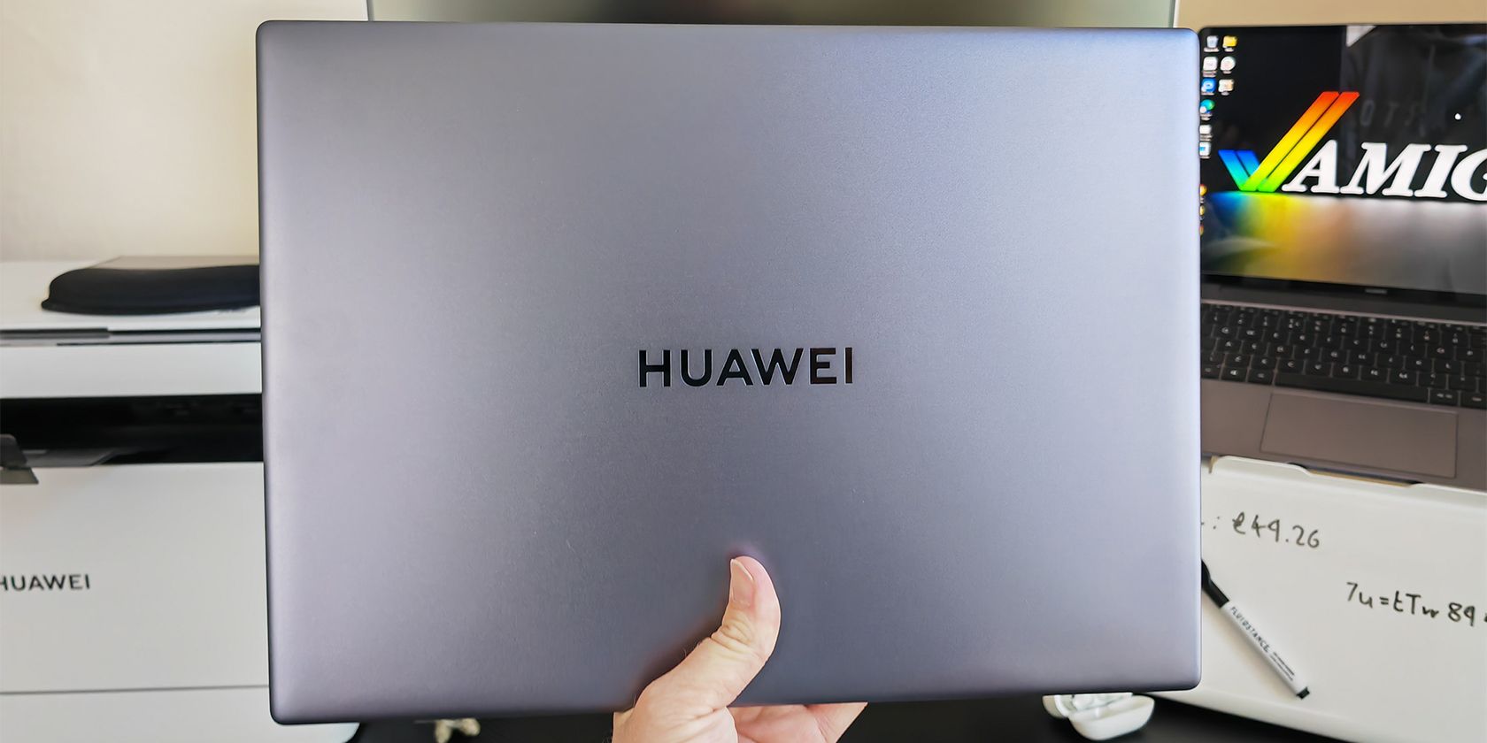 Huawei MateBook 16s fermé en main