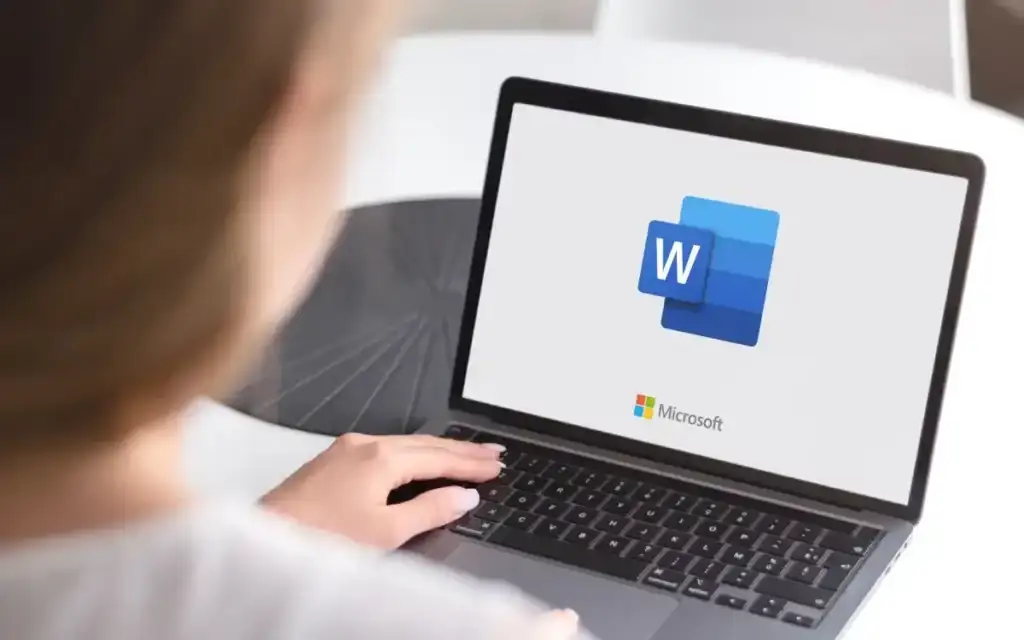 Lancement de Microsoft Word sur un ordinateur portable